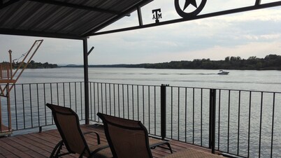 Open water on LBJ!! Great for family gatherings, or just a lake getaway.