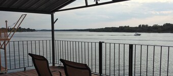 Open water on LBJ!! Great for family gatherings, or just a lake getaway.