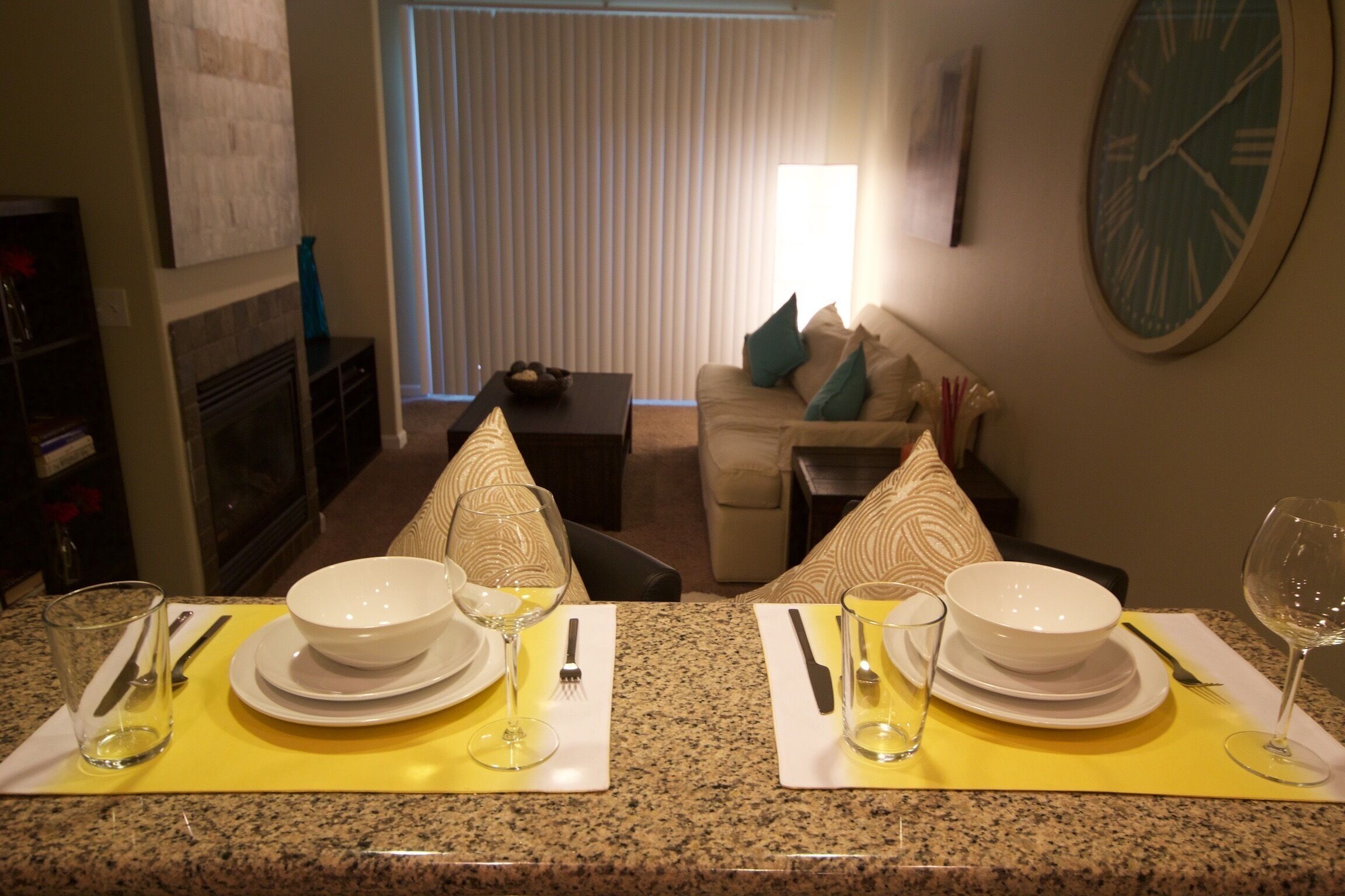 电视、壁炉、书