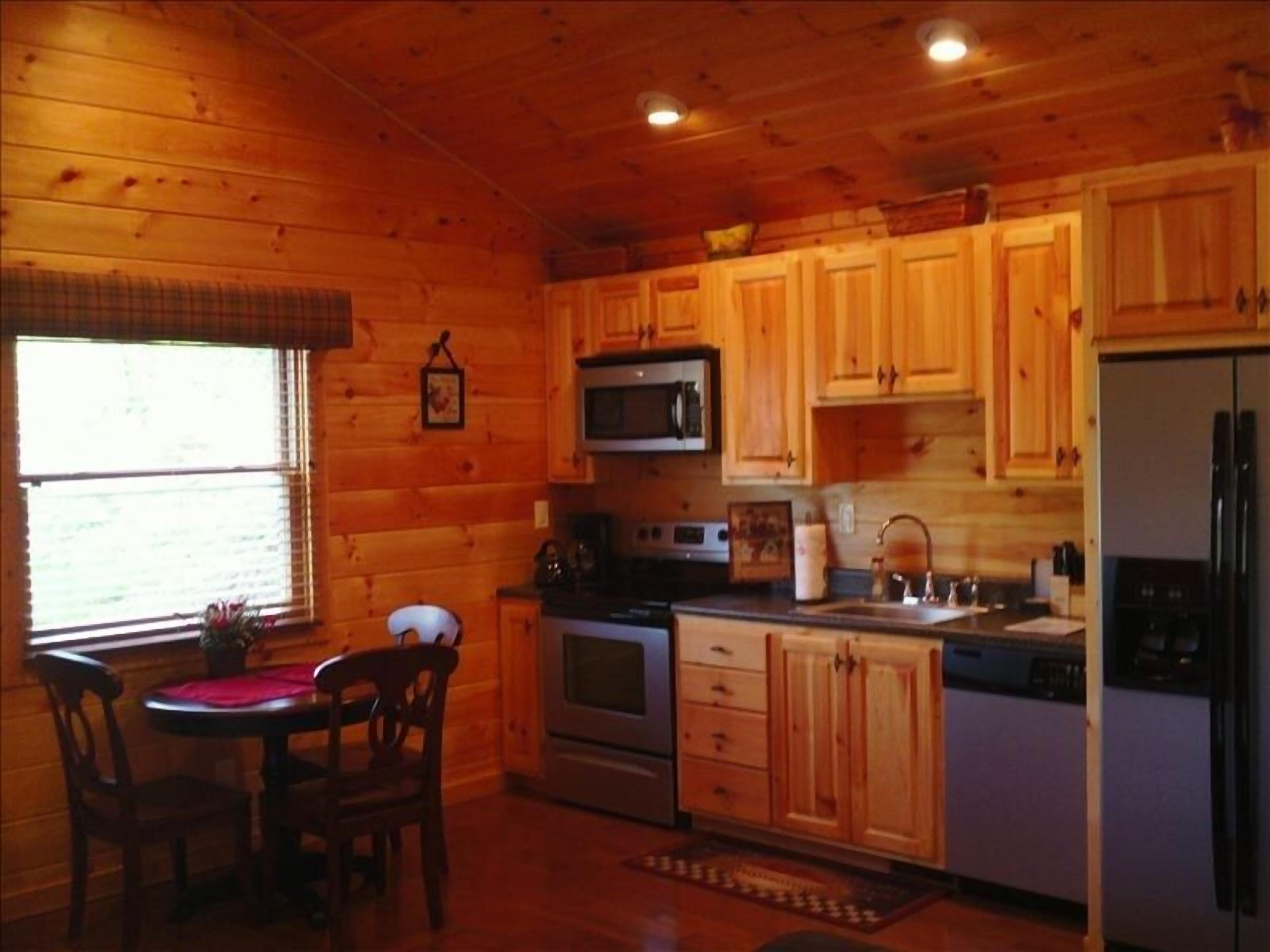 Perfect Romantic Getaway for 2 with a Porch Overlooking Creek!