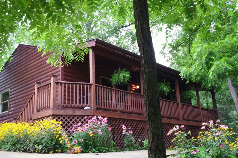 Perfect Romantic Getaway for 2 with a Porch Overlooking Creek!
