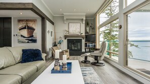 Fernseher, Kamin, DVD-Player, Bücher