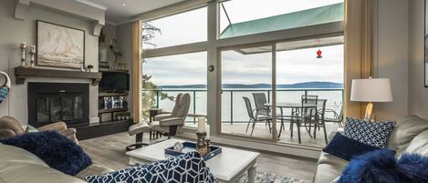 Fernseher, Kamin, DVD-Player, Bücher