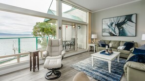 Fernseher, Kamin, DVD-Player, Bücher