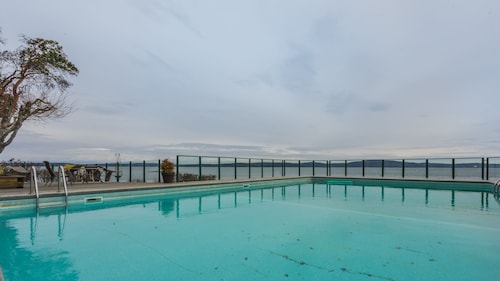 Luxurious Oceanfront Condo - panoramic ocean views - hot tub, pool and dock
