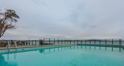 Luxurious Oceanfront Condo - panoramic ocean views - hot tub, pool and dock
