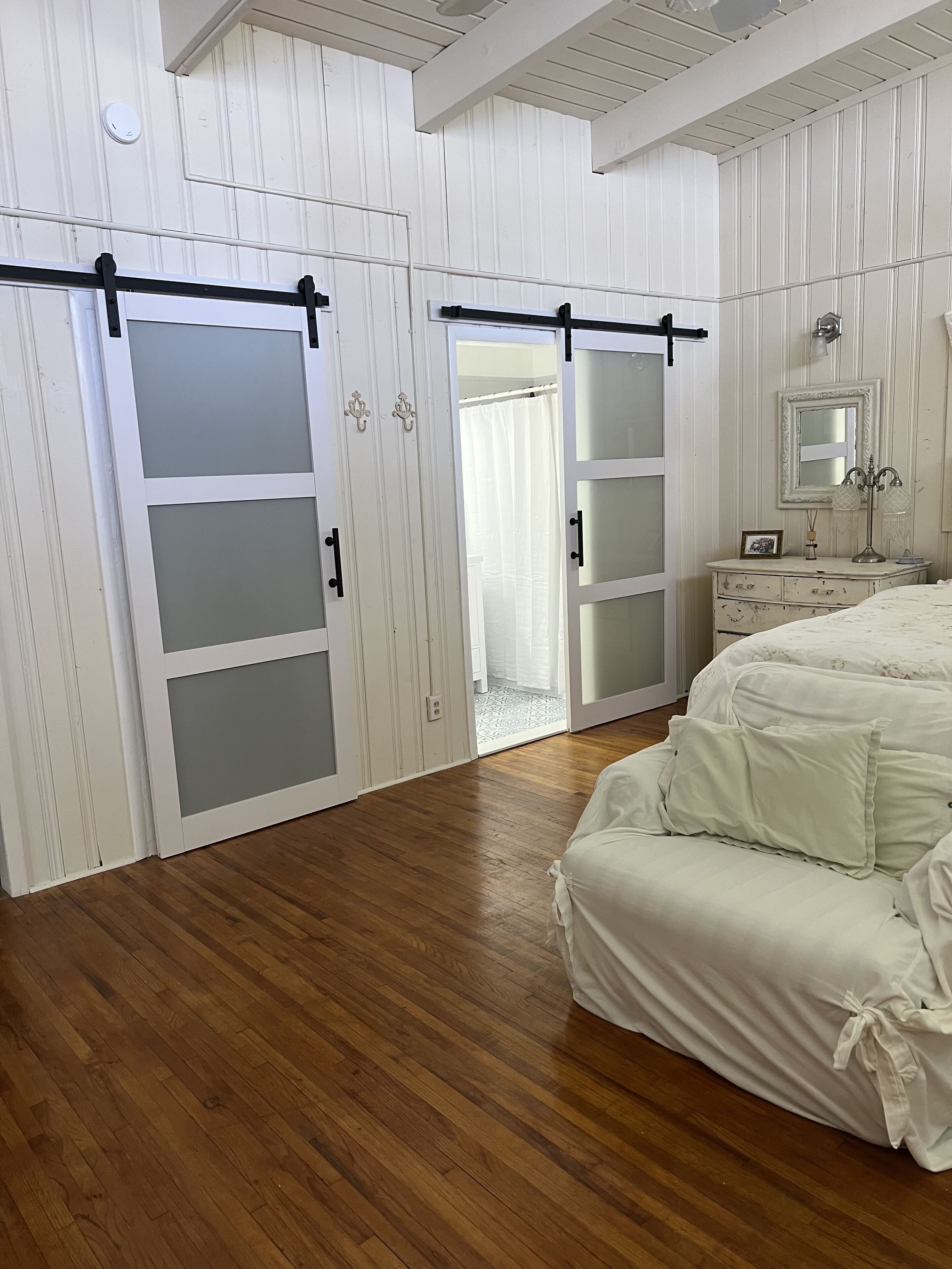 2 chambres, coffres-forts dans les chambres, fer et planche à repasser