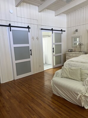 2 bedrooms, in-room safe, iron/ironing board, free WiFi