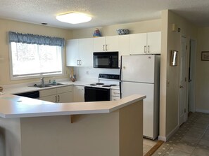 Fridge, microwave, oven, stovetop - FV20 Beautiful Fairway Village golf villa with 3 bedrooms & 2 baths at BW Resort (Bretton Woods)