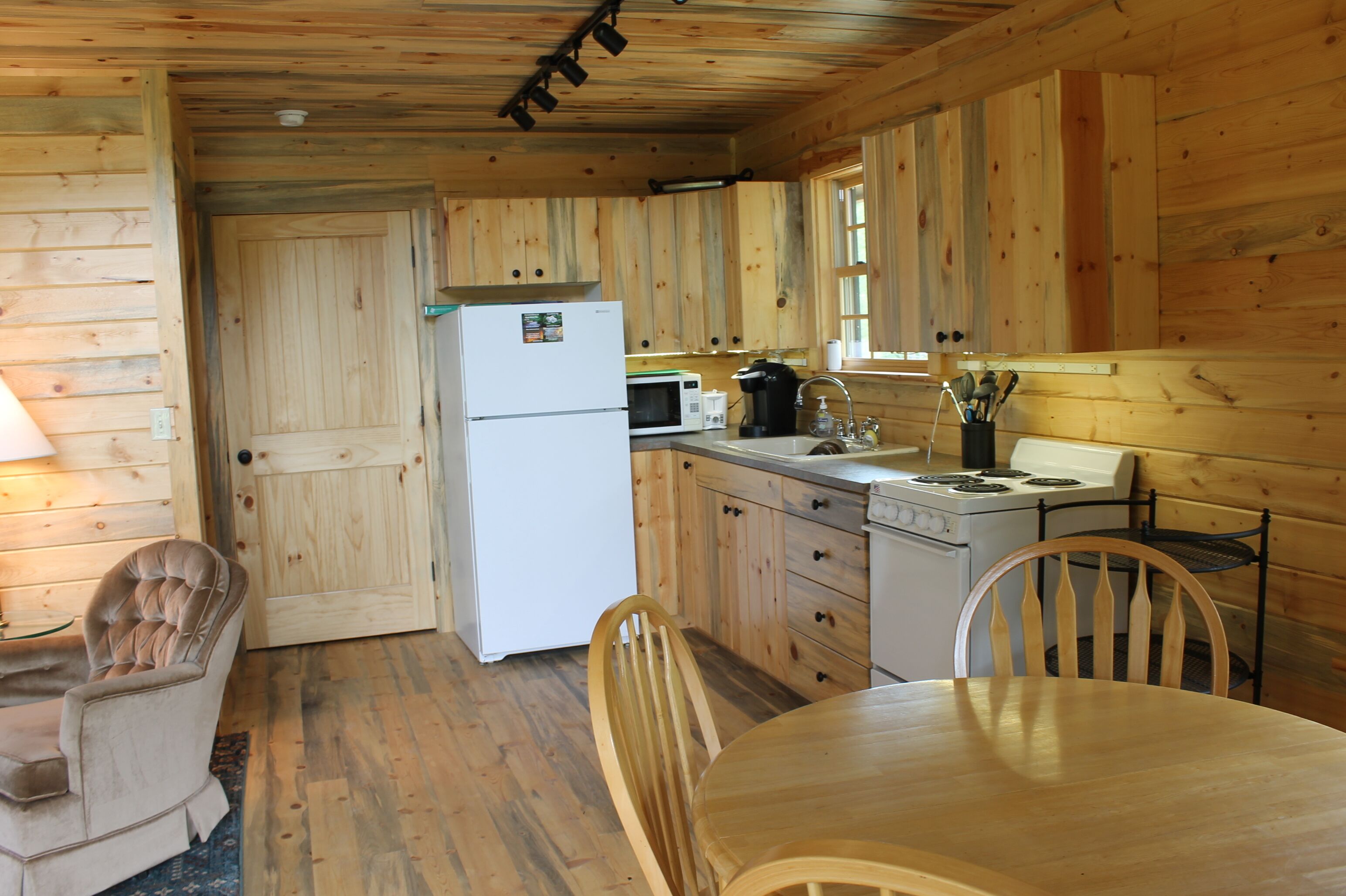 Rustic Cayuse Cabin - Remote Getaway