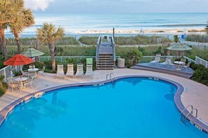 Een binnenzwembad, een buitenzwembad