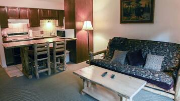 Televisión, chimenea, reproductor de DVD y videoteca