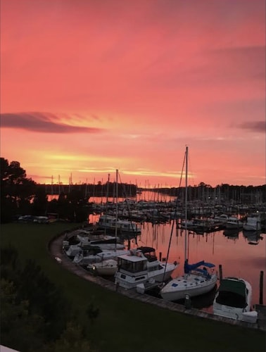 WATER FRONT! Marina <br>Family friendly, Complimentary Pool Access