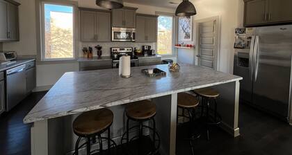 Music Centric Home, 5 minutes to Broadway.