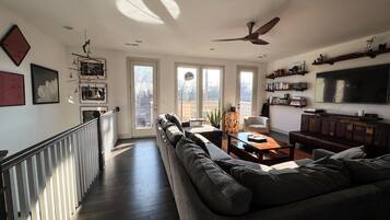 Télévision, livres, médiathèque, chaîne hi-fi