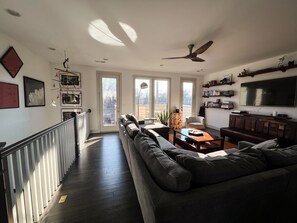 Televisión, libros, biblioteca musical y estéreo 