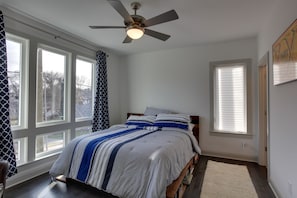 3 bedrooms, desk, iron/ironing board, WiFi