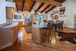 Kitchen islands - LV93... Lake Village Town Home. Close to Casinos and Beaches (Stateline)