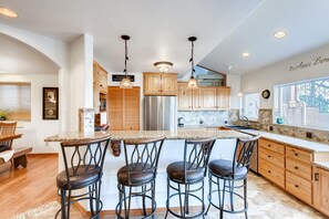 Réfrigérateur, four à micro-ondes, un four, surface de cuisson