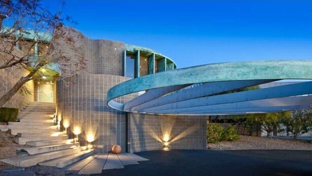 A modern building with a curved glass structure, a staircase leading to the entrance, and outdoor lighting. - Architectural dream guest house (Phoenix)