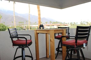 Outdoor dining - Walk to DOWNTOWN PS, Spectacular Mtn View fr Patio, recreation, heated pool/jac (Palm Springs)