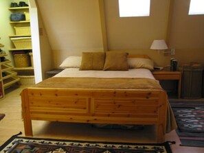 3 quartos, escrivaninha, ferros/tábuas de passar roupa, berço de viagem