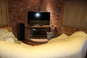 3 chambres, bureau, fer et planche à repasser, lit parapluie