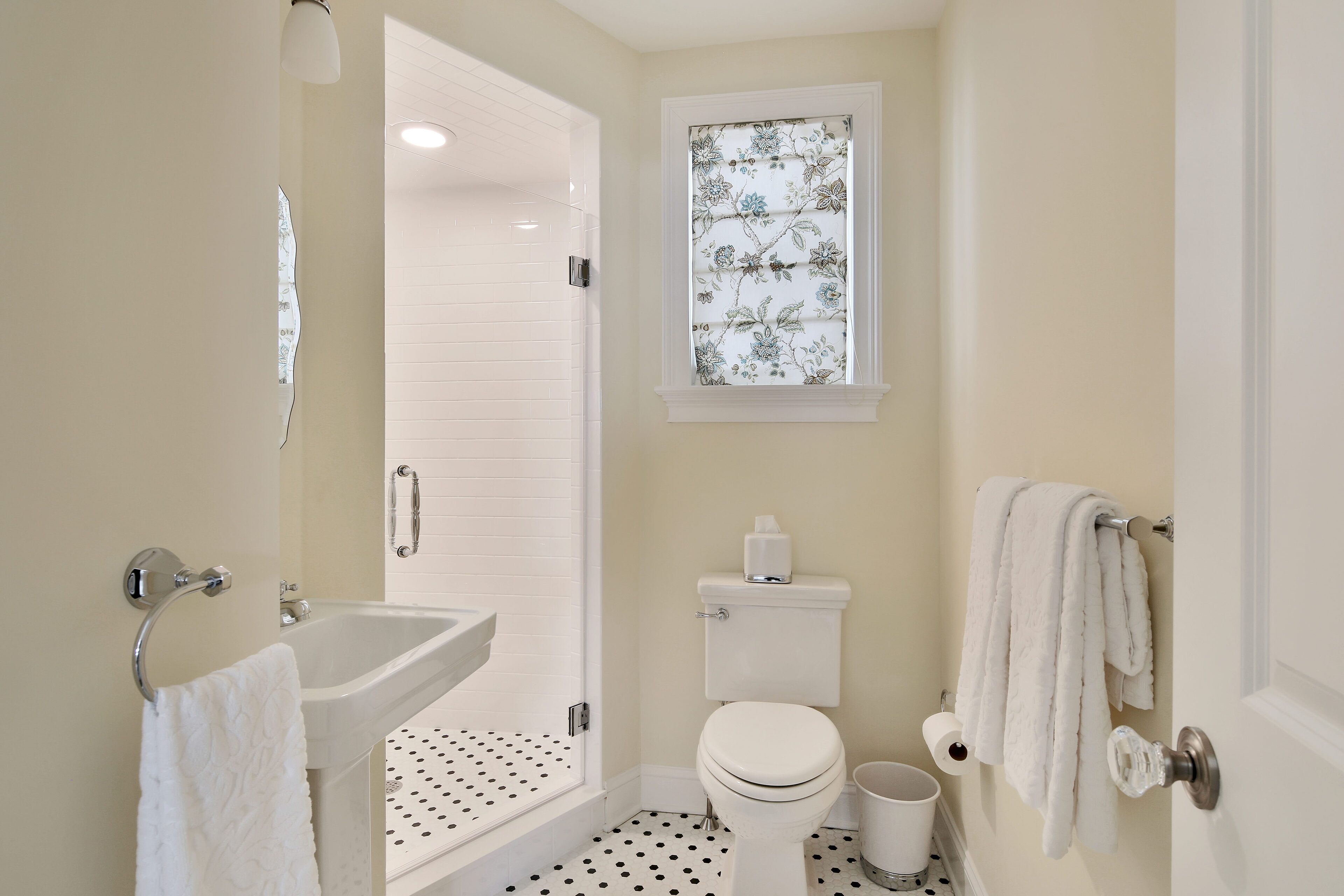 Romantic, Way Better than Hotel - Block from Beach Free Wifi - Enhanced Cleaning