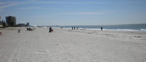 Am Strand, Liegestühle, Strandtücher