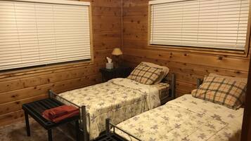 4 Schlafzimmer, Betten mit Memory-Foam-Matratzen, Bügeleisen/Bügelbrett