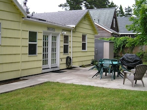 Outdoor dining - Manzanita Beach Charmer! Dog Friendly Home with a Short Walk to Beach ~MCA#1012 (Manzanita)