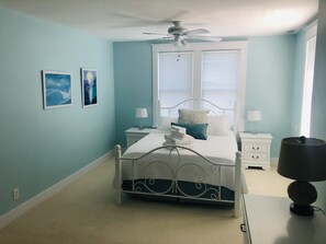 6 Schlafzimmer, Schreibtisch, Bügeleisen/Bügelbrett, Reisekinderbett