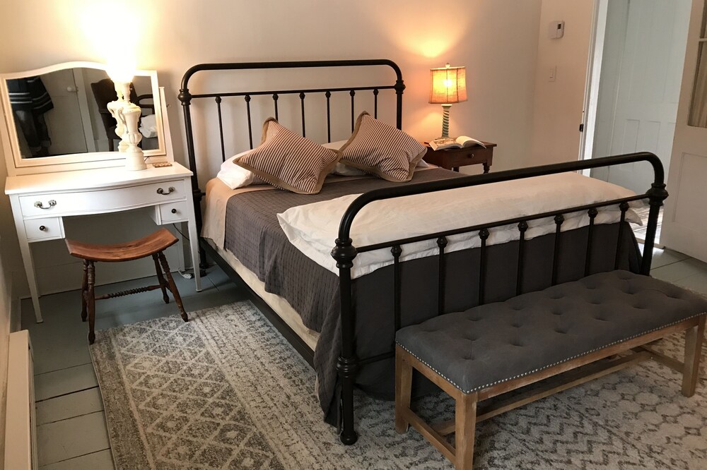 Cozy bedroom in guest house, in the village of Franklin, New York!