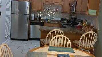Fridge, microwave, stovetop, dishwasher