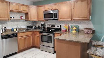 Fridge, microwave, stovetop, dishwasher