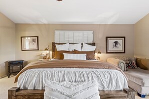3 bedrooms, desk, iron/ironing board, travel crib - Sedona Red Rock Views and Dogs are welcome (Sedona)