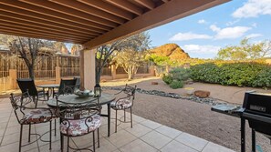 Outdoor dining - Sedona Red Rock Views and Dogs are welcome (Sedona)