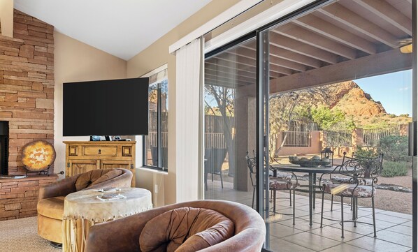 Smart TV, chimenea, reproductor de DVD y libros 