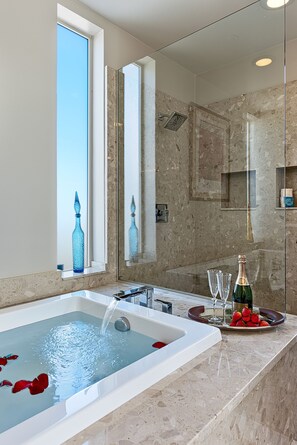 Badewanne, Haartrockner, Handtücher