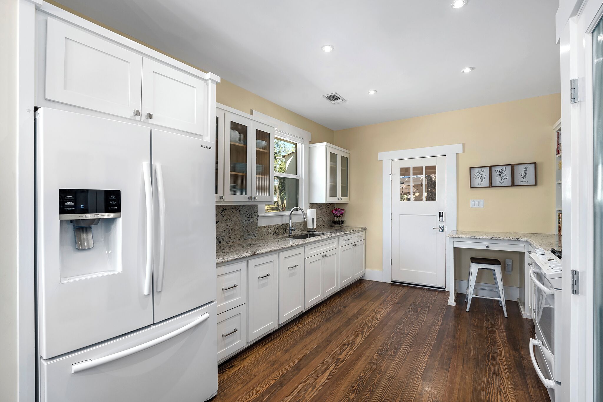 Perfect Location 3 miles fr Main St with Wildlife, Hot Tub and 2 King Beds/Baths