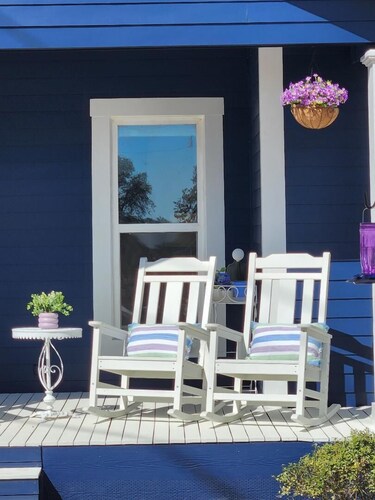 Perfect Location 3 miles fr Main St with Wildlife, Hot Tub and 2 King Bed/Baths