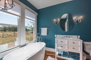 أحواض استحمام، مجففات شعر، مناشف، صابون