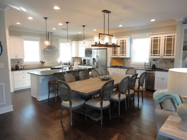 冷蔵庫、電子レンジ、オーブン、コンロ