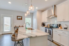 Kylskåp, mikrovågsugn, ugn och spishäll