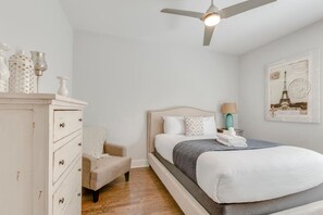 3 Schlafzimmer, Schreibtisch, Bügeleisen/Bügelbrett, Reisekinderbett