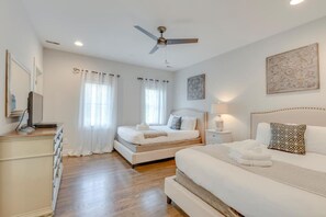 3 sovrum, skrivbord, strykjärn/strykbräda och resesäng