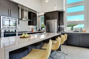 冷蔵庫、電子レンジ、オーブン、コンロ