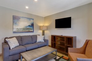 TV connectée, livres, chaîne hi-fi