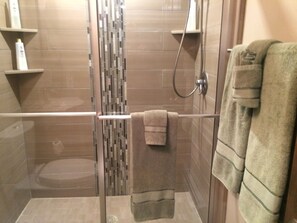Douche, sèche-cheveux, serviettes fournies, savon