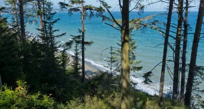 Beautiful Water Views & Private Beach Trail Between Sequim & PA